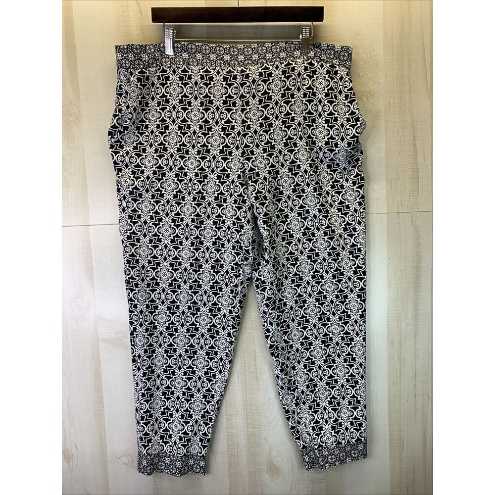 Kate & Mallory Women’s Plus Size Lightweight Black/White Cropped Joggers, 2X